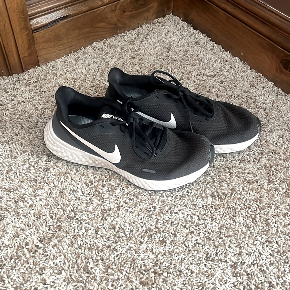 Gently Worn Women’s Nike Shoes